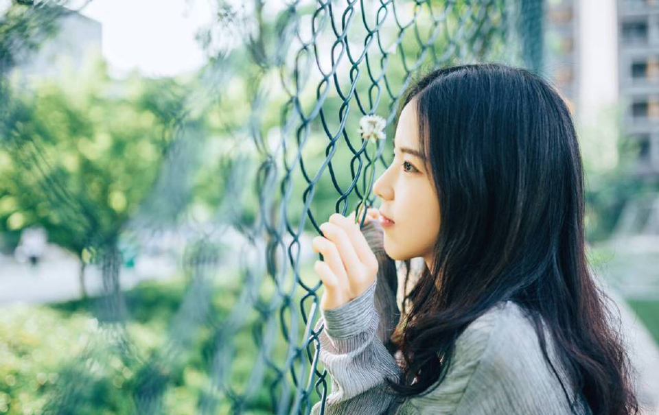 “没办法，若此时船队出行，难保江东水军不会伺机而动，如今我军的粮草，可经不起折腾。”诸葛亮闻言，也不禁苦笑一声，周瑜一死，那柴桑大营的江东水军最近可没少找麻烦，虽然大仗没有，但江夏、江陵的舟船，莫说官方的战舰，便是普通百姓的船只只要稍微靠近都可能遭到攻击或者掳掠。
